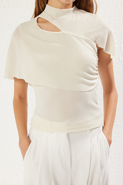 Trendyol Collection Ecrufarbene Strickbluse mit Ausschnitten/Fensterdetail, Drapierung und glänzendem Glitzer TPRSS25BZ00012