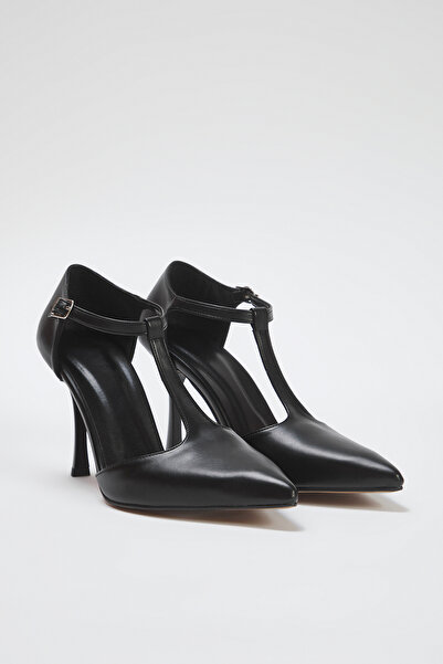 TRENDYOL SHOES Black t Band Pointed Toe Dámské jehlové boty na tenkém podpatku Takss25To00028