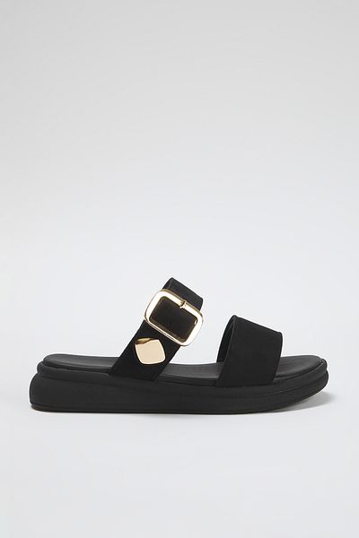 TRENDYOL SHOES Flache Damen-Hausschuhe aus schwarzem Wildleder mit goldener Schnalle TAKSS25TE00006