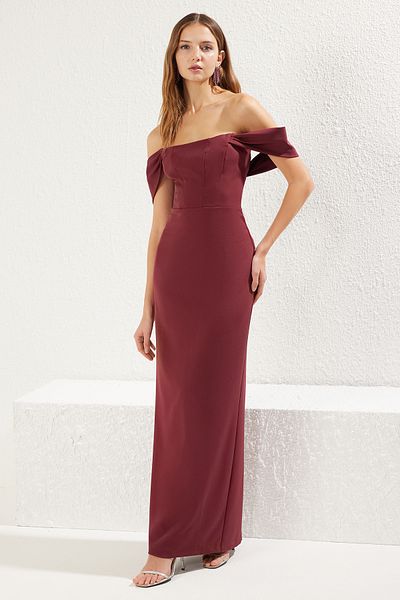 Trendyol Collection Burgunderfarbenes, figurbetontes, gewebtes, stilvolles, langes Abendkleid mit Carmen-Ausschnitt TPRSS25AE00008