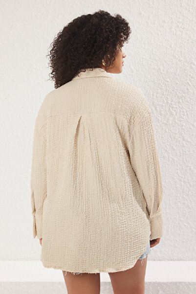 Trendyol Curve Μπεζ πουκάμισο μεγάλου μεγέθους - Κανονική εφαρμογή, υφή γιακά, ελαστικό πλεκτό TBBSS25AX00000