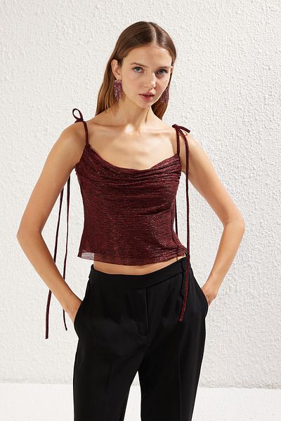 Trendyol Collection Glitzerndes, glänzendes Strick-Bustier in Burgunderrot mit Drapierung TPRSS25BS00003