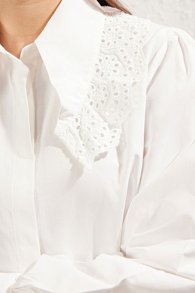 Trendyol Modest Ecrufarbenes, detailliertes, gewebtes Hemd TCTSS25TG00008