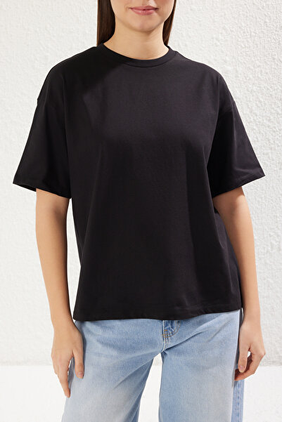 Trendyol Collection Μαύρο 100% μονό ζέρσεϋ πλεκτό μπλουζάκι με ασύμμετρη πλάτη με λεπτομέρεια TWOSS25TS00040