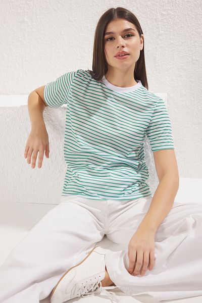 Trendyol Collection Grün gestreiftes Strick-T-Shirt mit Rundhalsausschnitt – kurze Ärmel, normale Passform TWOSS21TS0904