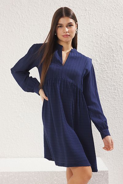 Trendyol Collection Μίνι υφαντό φόρεμα Navy Blue Relaxed Cutout με λαιμόκοψη TWOSS25EL00049