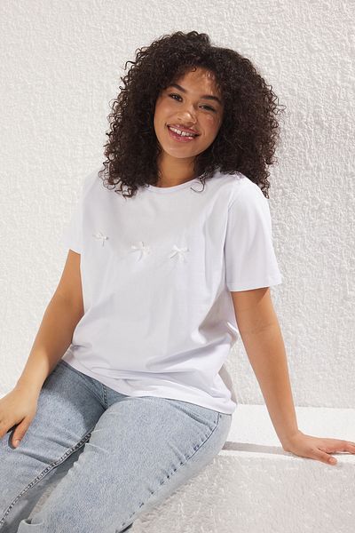 Trendyol Curve Weißes Crop-T-Shirt in Übergröße – Schleifendetail, schmale Passform TBBSS25BF00001
