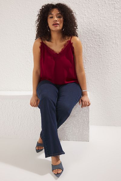 Trendyol Curve Große, gewebte Bluse mit roten Trägern und Spitze TBBSS24AF00070
