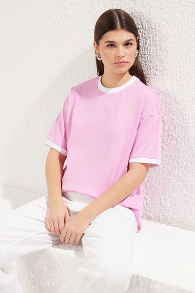 Trendyol Collection Rosa Oversize-Strick-T-Shirt – 100 % Baumwolle mit kontrastierendem Ausschnitt und Streifendetail TWOSS24TS00052