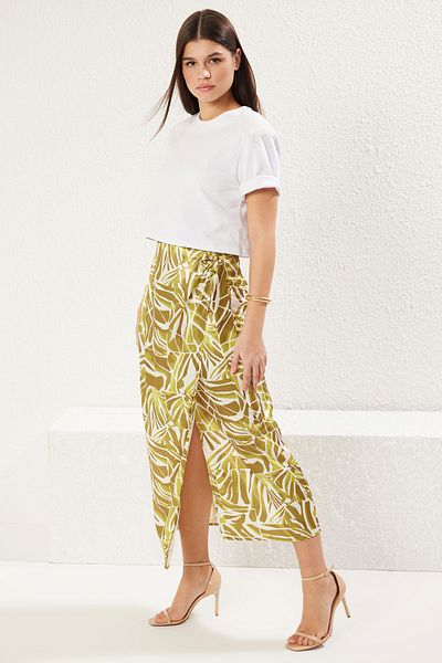 Trendyol Collection Satin-Midi-Webrock – Khaki-Farbe mit Bindedetail vorne, zweireihiger Verschluss TWOSS24ET00128