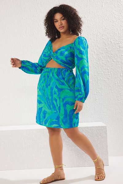 Trendyol Curve Blau-Mehrfarbenes Strandkleid in Übergröße mit Ballonärmeln und Ausschnitten TBBSS25AH00013