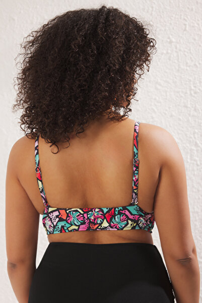 Trendyol Curve Πολύχρωμο μπλουζάκι μπικίνι με βαθύ V Coral Print TBBSS25CT00001