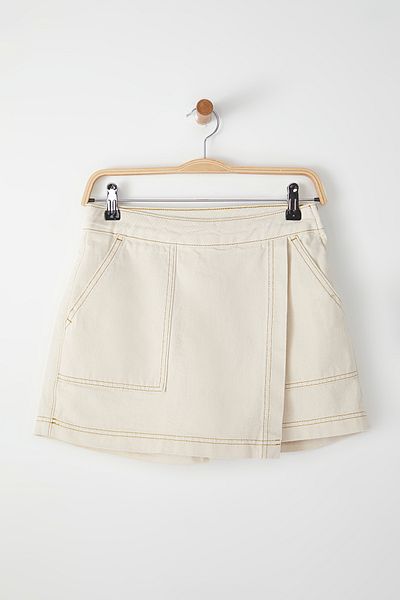 Trendyol Collection Ecrufarbener, zweireihiger Mini-Jeans-Shortsrock mit normaler Taille TWOSS25SR00046