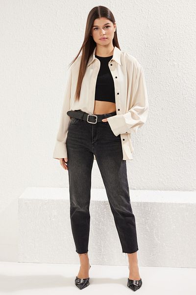 Trendyol Collection Schwarze, bequeme Mom-Jeans mit normaler Taille und Ausschnitten TWOSS25JE00096