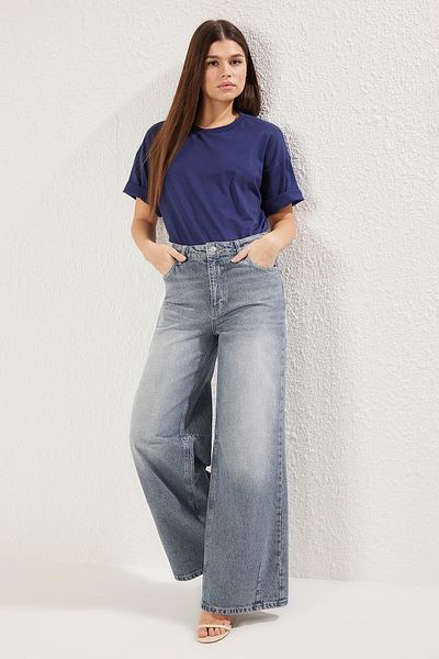 Trendyol Collection Niedrige Taille Loose Wide Leg Jeans mit blauen Nähten TWOSS25JE00107