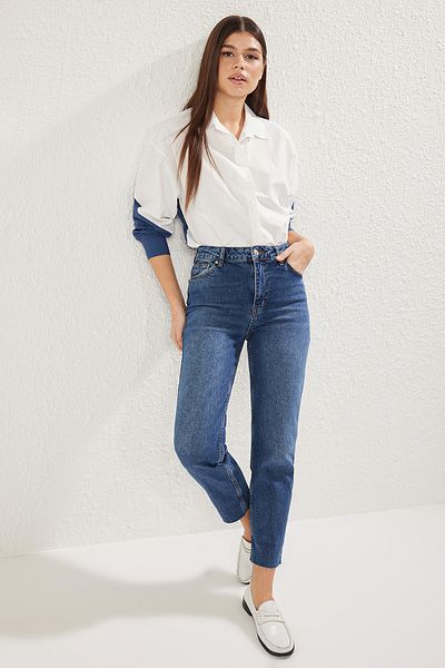 Trendyol Collection Dunkelblaue, bequeme Mom-Jeans mit Ausschnitten und normaler Taille TWOSS25JE00096