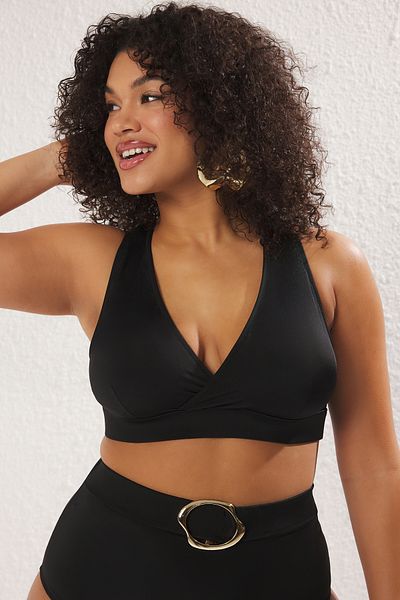 Trendyol Curve Schwarzes, zweireihiges, übergroßes Bikinioberteil mit Kragen TBBSS25CT00011
