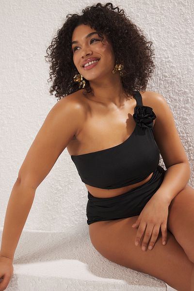 Trendyol Curve Schwarzes One-Shoulder-Bikinioberteil in Übergröße mit Rosen-Accessoire-Detail TBBSS25CT00010