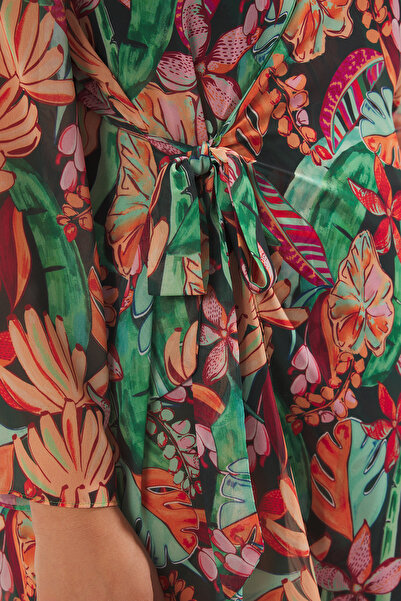 Trendyol Curve Vícebarevné šifonové dvouřadé zapínání na plážové mini šaty velké velikosti Tbbss25Ah00085