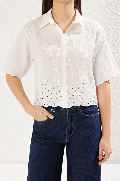 Trendyol Collection Cămașă albă țesută cu detaliu de broderie - Regular Fit, TWOSS25GO00101