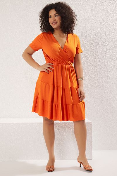 Trendyol Curve Orangefarbenes, gestricktes Kleid mit V-Ausschnitt in Übergröße TBBSS22EL1638