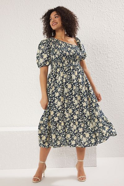 Trendyol Curve Smaragdgrünes Shally-gewebtes Kleid in Übergröße