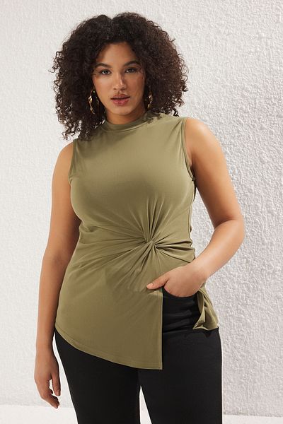 Trendyol Curve Grüner Modal-Stoff, geraffte, detaillierte, ärmellose, gestrickte Plus-Size-Bluse TBBSS25AF00010