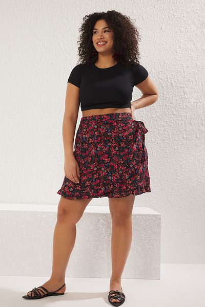 Trendyol Curve Fusta cu pantaloni scurți de mărime mare cu țesătură florală multicoloră TBBSS22SR0164