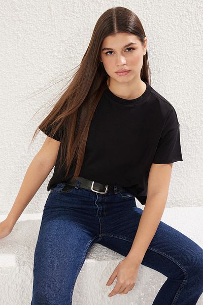 Trendyol Collection Tricou negru cu decolteu rotund, 100% bumbac, cu croiala scurta confortabila - TWOSS25TS00034