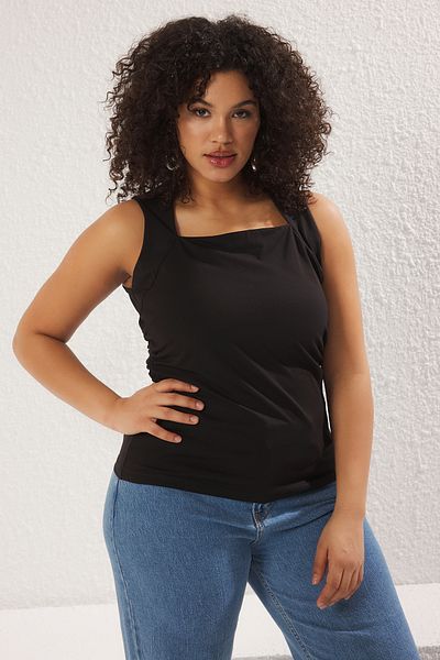 Trendyol Curve Schwarze Single-Jersey-Strickbluse in Übergröße