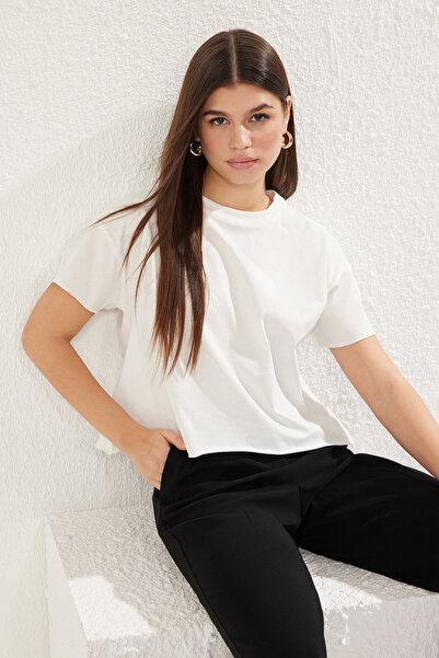 Trendyol Collection Εκρού 100% χοντρό βαμβακερό πλεκτό μπλουζάκι με λαιμόκοψη TWOSS25TS00034