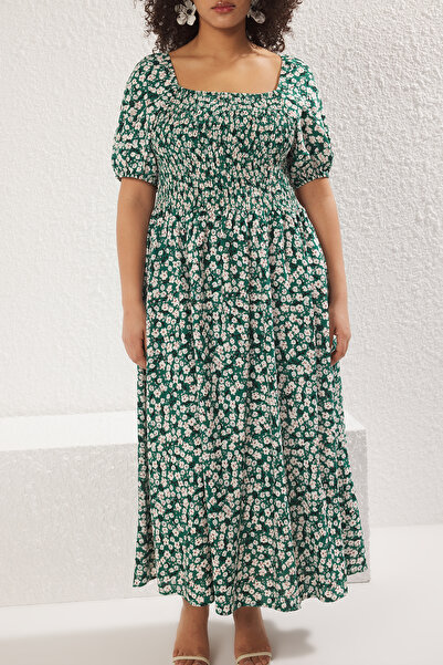 Trendyol Curve Zelené šaty s květinovým potiskem Tbbss22El1611