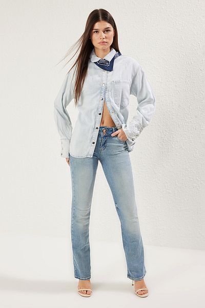 Trendyol Collection Blaue Flare-Jeans mit zwei Knöpfen und niedriger Taille TWOSS25JE00104