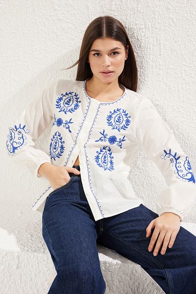 Trendyol Collection Λευκό κέντημα με λεπτομέρεια από ύφασμα κανονικό κανονικό υφαντό πουκάμισο TWOSS25GO00048