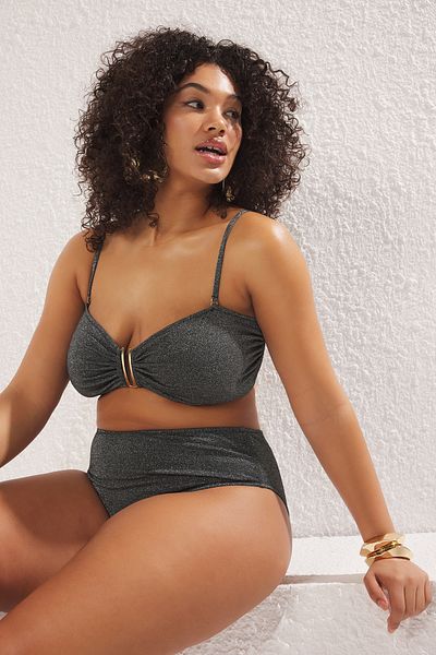 Trendyol Curve Schwarzes U-Accessoire-Bikinioberteil in Übergröße mit detaillierten Trägern TBBSS25CT00007