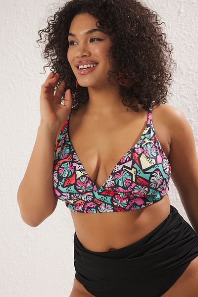 Trendyol Curve Mehrfarbiges, großes Bikinioberteil mit tiefem V-Korallenmuster TBBSS25CT00001