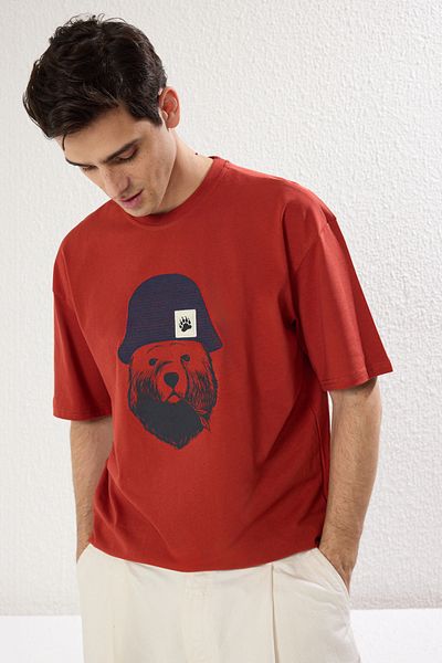 Trendyol Collection Kurzärmliges T-Shirt aus 100 % Baumwolle mit Fliesen-Oversize-/Wide-Cut-Applikationshut-Detail TMNSS25TS00016
