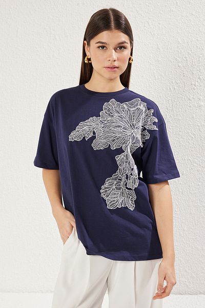 Trendyol Collection Μπλουζάκι πλεκτό Navy Blue - Κανονική εφαρμογή, Λεπτομέρεια αξεσουάρ TWOSS25TS00045