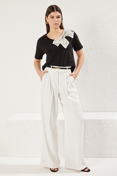 Trendyol Collection Černé pletené tričko - Detail příslušenství mašle, Wide Fit TWOSS25TS00044