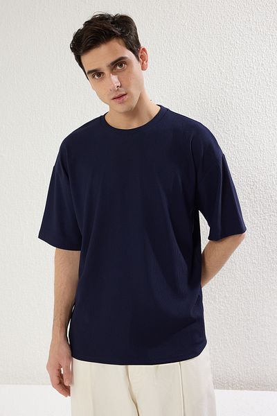 Trendyol Collection Prémium sötétkék túlméretezett texturált oszmán póló - Crewneck, rövid ujjú - TMNSS23TS00081