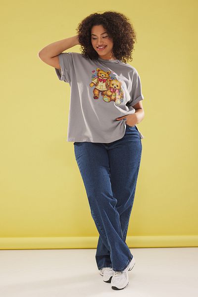 Trendyol Curve Graues, bedrucktes, breites, gestricktes T-Shirt mit Rundhalsausschnitt in Übergröße TBBSS25BF00031