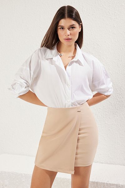 Trendyol Collection Beigefarbener, zweireihiger, gewebter Minirock TWOAW25ET00070