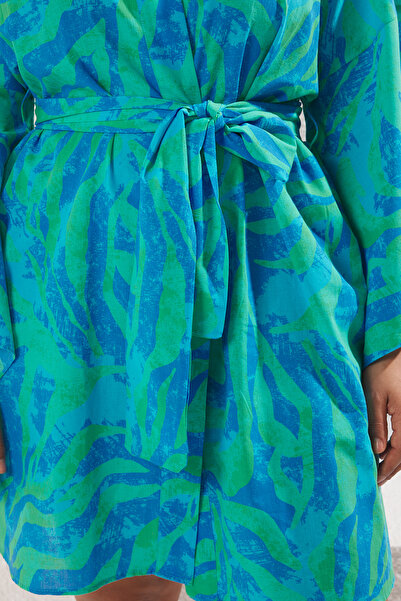 Trendyol Curve Мини синьо кимоно с колан и кафтан с големи размери - Tbbss25De00004
