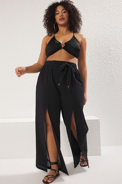 Trendyol Curve Schwarze Strandkleidung mit Taillengürtel und Schlitz in Übergröße TBBSS25AR00011