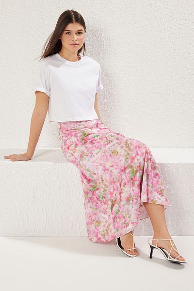 Trendyol Collection Satin-Midirock in A-Linie – mehrfarbig und Batik-Blumenmuster TWOSS25ET00034