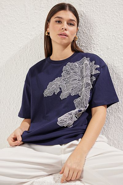 Trendyol Collection Μπλουζάκι πλεκτό Navy Blue - Κανονική εφαρμογή, Λεπτομέρεια αξεσουάρ TWOSS25TS00045