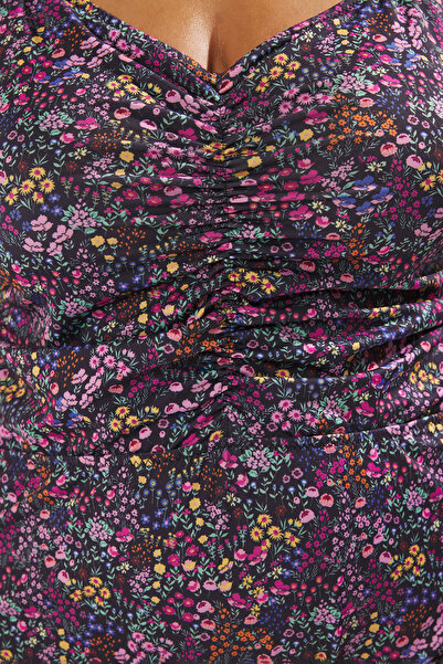 Trendyol Curve Μαγιό με λουλουδάτο στάμπα μεγάλου μεγέθους - Βαθύ V και λεπτομέρεια με αποκοπή, έγχρωμο TBBSS25AM00015