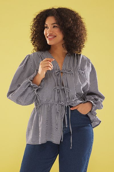Trendyol Curve Marineblaue, strukturierte Bluse mit langen Ballonärmeln – Übergröße TBBSS25AF00066