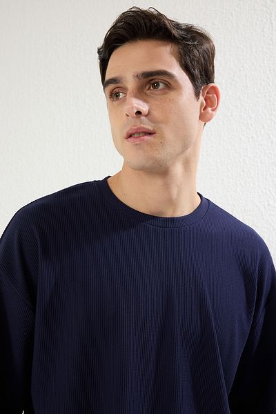 Trendyol Collection Prémium sötétkék túlméretezett texturált oszmán póló - Crewneck, rövid ujjú - TMNSS23TS00081