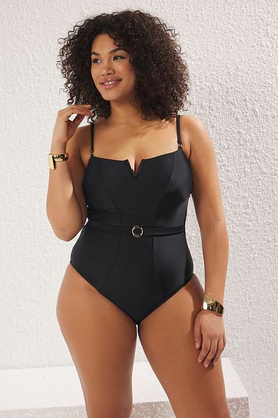 Trendyol Curve Schwarzer Plus-Size-Badeanzug mit quadratischem Ausschnitt und tiefem V-Ausschnitt – Gürtel TBBSS25AM00001